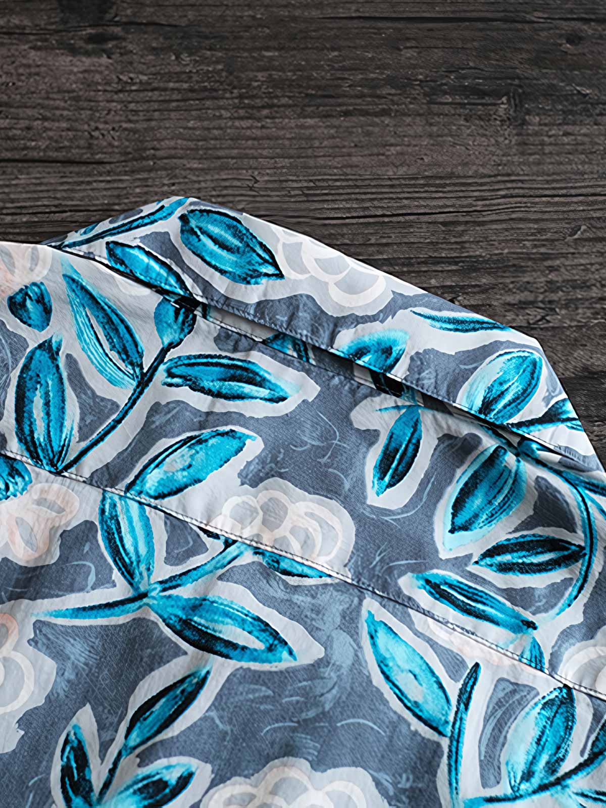 シャツの植物柄ディテールと天然ココナッツシェルボタン