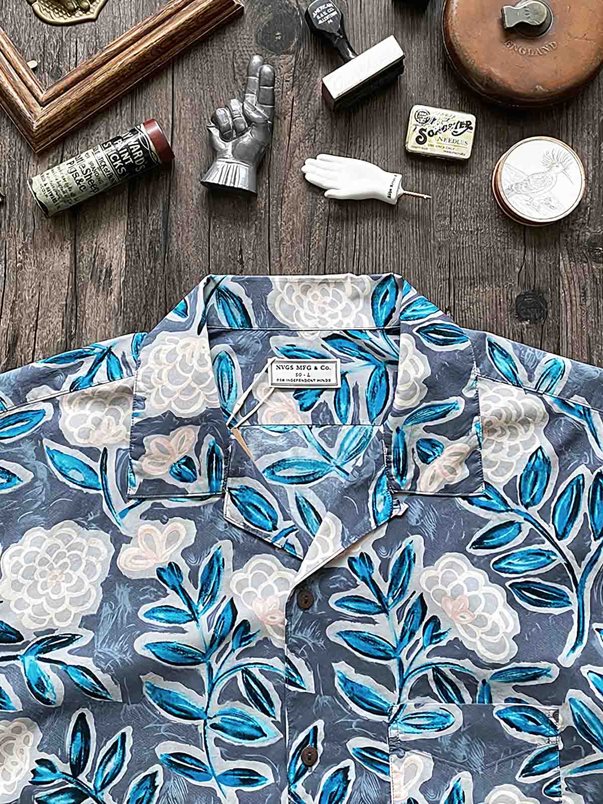 シャツの植物柄ディテールと天然ココナッツシェルボタン