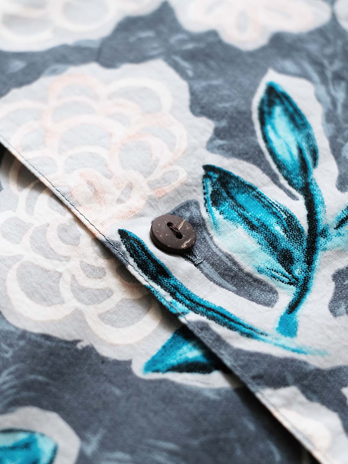 シャツの植物柄ディテールと天然ココナッツシェルボタン