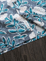 シャツの植物柄ディテールと天然ココナッツシェルボタン