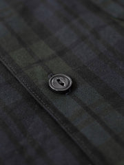 シャツのダークグリーン&ネイビーチェックのディテールとナチュラルキャッツアイボタンのクローズアップ