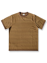 ブラウン&アプリコットストライプのルーズフィットクルーネック半袖Tシャツ全体
