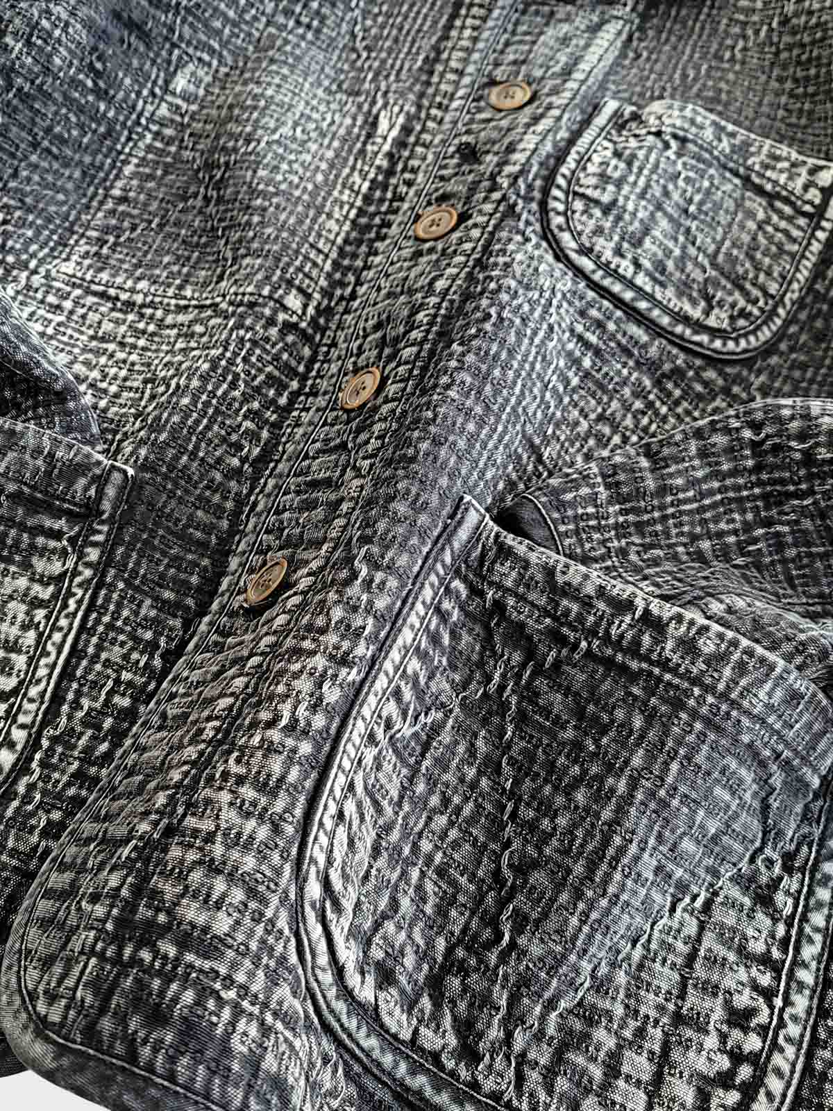 詳細画像: 刺し子の二重織り生地と天然牛角ボタンのディテール