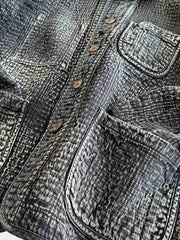 詳細画像: 刺し子の二重織り生地と天然牛角ボタンのディテール