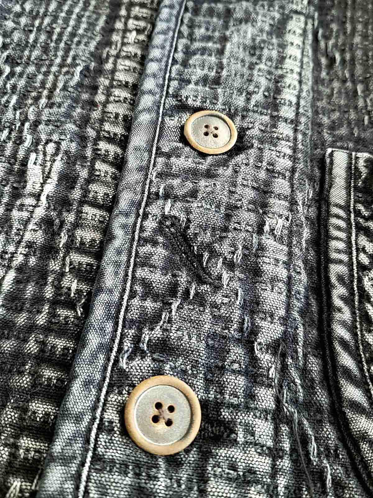 詳細画像: 刺し子の二重織り生地と天然牛角ボタンのディテール
