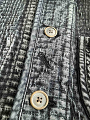 詳細画像: 刺し子の二重織り生地と天然牛角ボタンのディテール