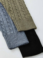 製品画像
"ウールケーブル編みジップカーディガン(厚手)、ウール混紡素材で編まれたケーブル編みデザイン、優れた保温性と耐久性を持ち、シワや色あせが少なく、冬季に最適な厚手のジップカーディガン"
詳細画像
"ウール混紡素材とケーブル編みデザインを組み合わせたジップカーディガン、7ゲージのコンピュータ制御編み機で編み上げられた織り方、細部にこだわり、毛玉ができにくい耐久性の高い仕上げ"