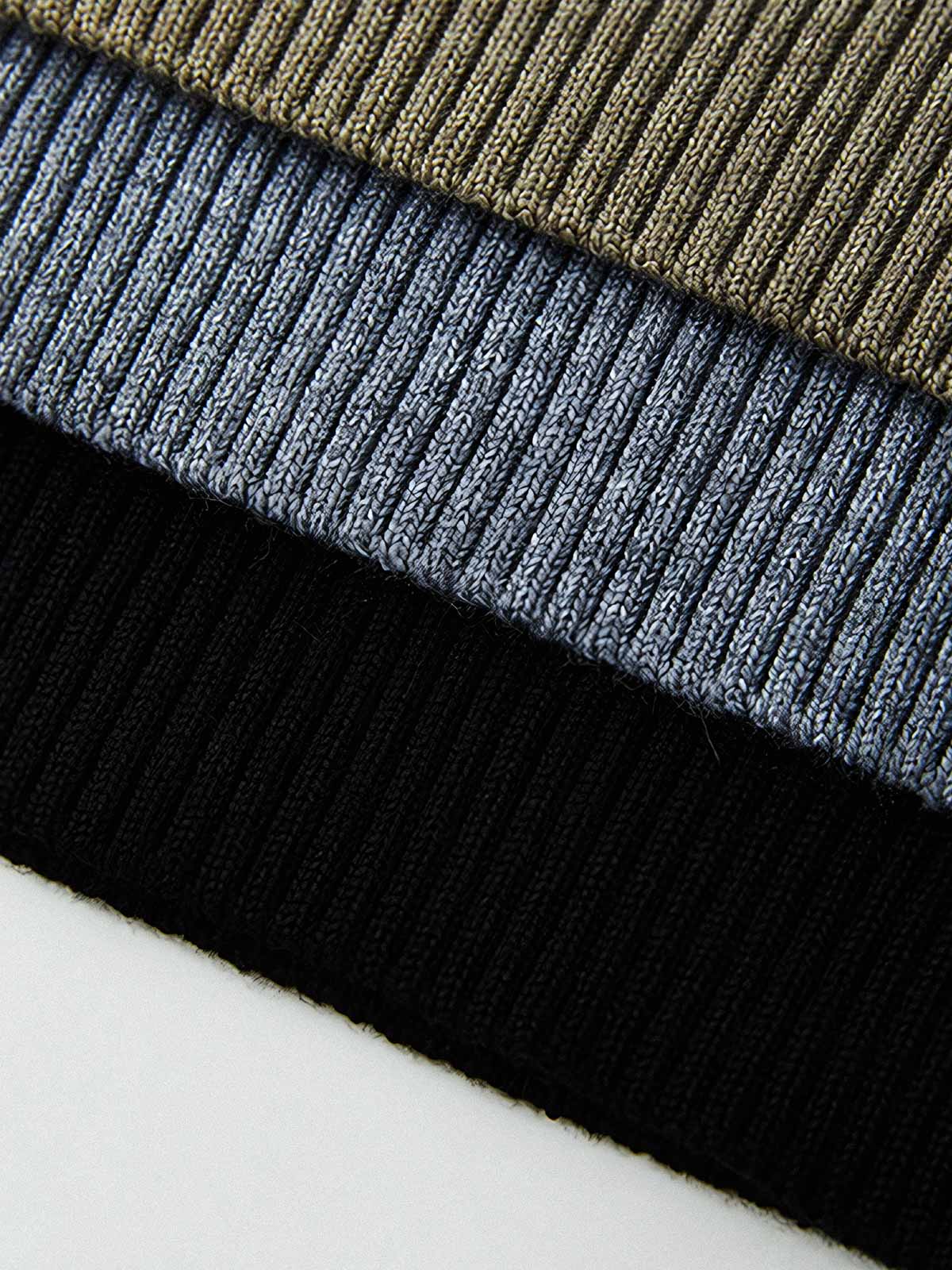 製品画像
"ウールケーブル編みジップカーディガン(厚手)、ウール混紡素材で編まれたケーブル編みデザイン、優れた保温性と耐久性を持ち、シワや色あせが少なく、冬季に最適な厚手のジップカーディガン"
詳細画像
"ウール混紡素材とケーブル編みデザインを組み合わせたジップカーディガン、7ゲージのコンピュータ制御編み機で編み上げられた織り方、細部にこだわり、毛玉ができにくい耐久性の高い仕上げ"