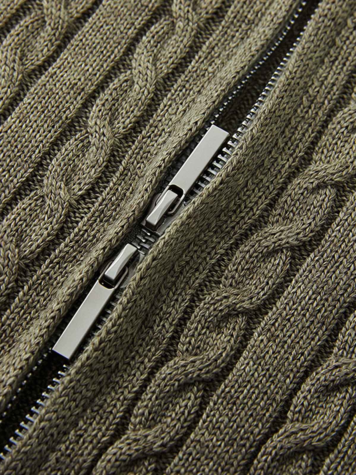 製品画像
"ウールケーブル編みジップカーディガン(厚手)、ウール混紡素材で編まれたケーブル編みデザイン、優れた保温性と耐久性を持ち、シワや色あせが少なく、冬季に最適な厚手のジップカーディガン"
詳細画像
"ウール混紡素材とケーブル編みデザインを組み合わせたジップカーディガン、7ゲージのコンピュータ制御編み機で編み上げられた織り方、細部にこだわり、毛玉ができにくい耐久性の高い仕上げ"