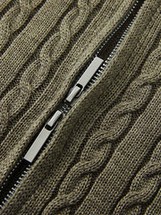 製品画像
"ウールケーブル編みジップカーディガン(厚手)、ウール混紡素材で編まれたケーブル編みデザイン、優れた保温性と耐久性を持ち、シワや色あせが少なく、冬季に最適な厚手のジップカーディガン"
詳細画像
"ウール混紡素材とケーブル編みデザインを組み合わせたジップカーディガン、7ゲージのコンピュータ制御編み機で編み上げられた織り方、細部にこだわり、毛玉ができにくい耐久性の高い仕上げ"