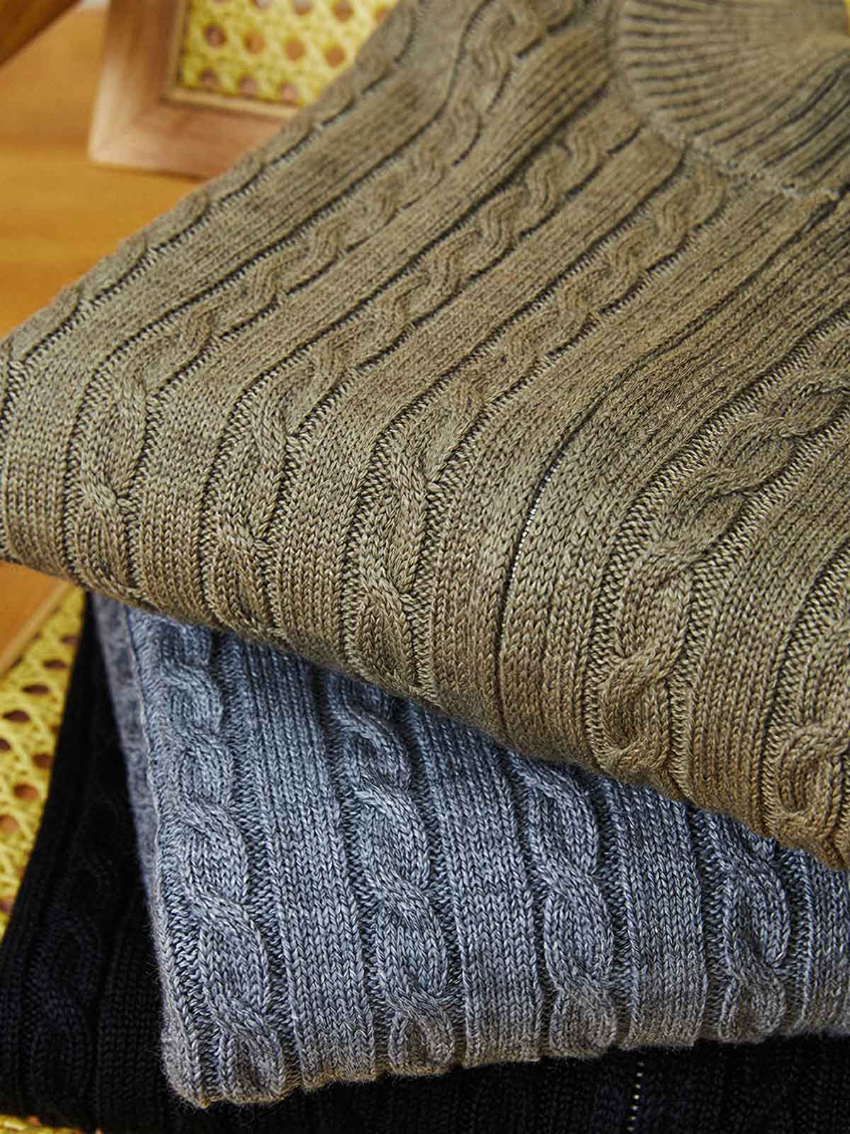 製品画像
"ウールケーブル編みジップカーディガン(厚手)、ウール混紡素材で編まれたケーブル編みデザイン、優れた保温性と耐久性を持ち、シワや色あせが少なく、冬季に最適な厚手のジップカーディガン"
詳細画像
"ウール混紡素材とケーブル編みデザインを組み合わせたジップカーディガン、7ゲージのコンピュータ制御編み機で編み上げられた織り方、細部にこだわり、毛玉ができにくい耐久性の高い仕上げ"