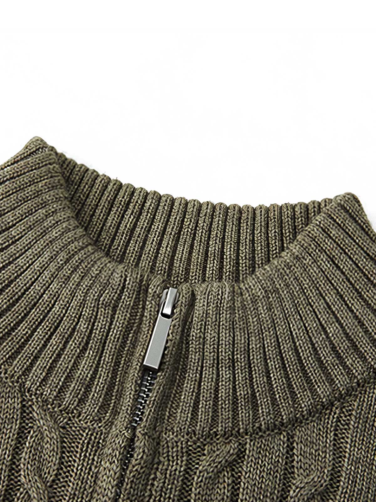 製品画像
"ウールケーブル編みジップカーディガン(厚手)、ウール混紡素材で編まれたケーブル編みデザイン、優れた保温性と耐久性を持ち、シワや色あせが少なく、冬季に最適な厚手のジップカーディガン"
詳細画像
"ウール混紡素材とケーブル編みデザインを組み合わせたジップカーディガン、7ゲージのコンピュータ制御編み機で編み上げられた織り方、細部にこだわり、毛玉ができにくい耐久性の高い仕上げ"