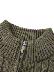 製品画像
"ウールケーブル編みジップカーディガン(厚手)、ウール混紡素材で編まれたケーブル編みデザイン、優れた保温性と耐久性を持ち、シワや色あせが少なく、冬季に最適な厚手のジップカーディガン"
詳細画像
"ウール混紡素材とケーブル編みデザインを組み合わせたジップカーディガン、7ゲージのコンピュータ制御編み機で編み上げられた織り方、細部にこだわり、毛玉ができにくい耐久性の高い仕上げ"