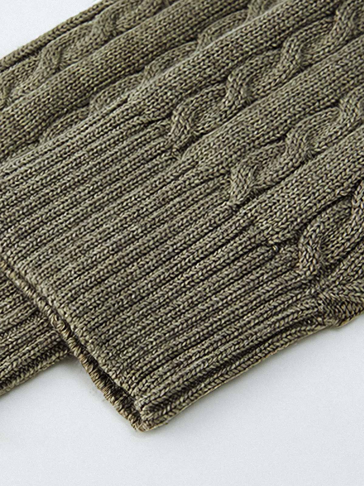 製品画像
"ウールケーブル編みジップカーディガン(厚手)、ウール混紡素材で編まれたケーブル編みデザイン、優れた保温性と耐久性を持ち、シワや色あせが少なく、冬季に最適な厚手のジップカーディガン"
詳細画像
"ウール混紡素材とケーブル編みデザインを組み合わせたジップカーディガン、7ゲージのコンピュータ制御編み機で編み上げられた織り方、細部にこだわり、毛玉ができにくい耐久性の高い仕上げ"