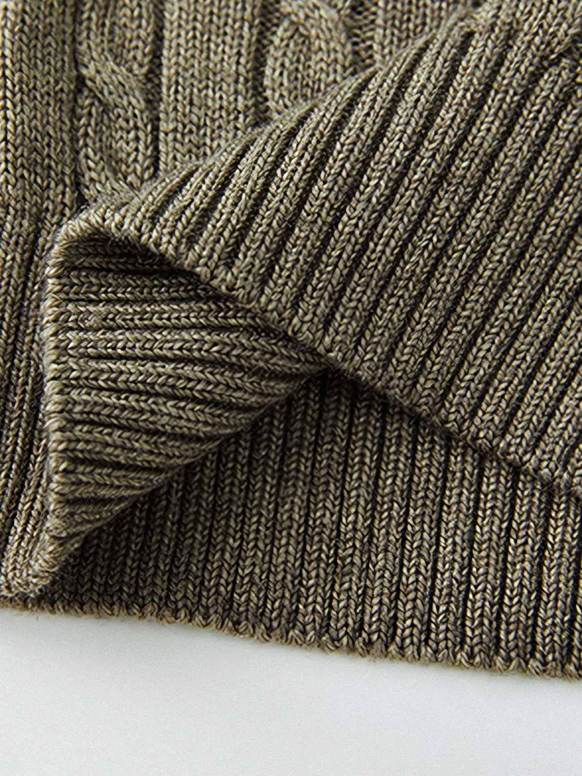 製品画像
"ウールケーブル編みジップカーディガン(厚手)、ウール混紡素材で編まれたケーブル編みデザイン、優れた保温性と耐久性を持ち、シワや色あせが少なく、冬季に最適な厚手のジップカーディガン"
詳細画像
"ウール混紡素材とケーブル編みデザインを組み合わせたジップカーディガン、7ゲージのコンピュータ制御編み機で編み上げられた織り方、細部にこだわり、毛玉ができにくい耐久性の高い仕上げ"