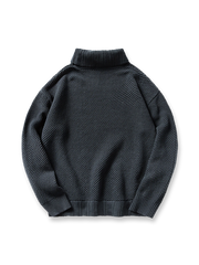 製品画像:
4色のカラーバリエーションが揃ったタートルネックセーター。柔らかな混紡素材で、コットンの透湿性とアクリルの耐久性を兼ね備え、秋冬にぴったりなアイテム。エレガントでシンプルなデザインが特徴。
詳細画像:
柔らかな手触りの混紡素材、タートルネックデザインが首元を暖かく保ち、秋冬シーズンに最適。精巧な編み込み技術とゆったりしたカットが、さまざまな体型にフィット。