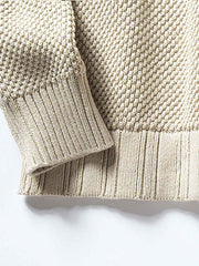 製品画像:
4色のカラーバリエーションが揃ったタートルネックセーター。柔らかな混紡素材で、コットンの透湿性とアクリルの耐久性を兼ね備え、秋冬にぴったりなアイテム。エレガントでシンプルなデザインが特徴。
詳細画像:
柔らかな手触りの混紡素材、タートルネックデザインが首元を暖かく保ち、秋冬シーズンに最適。精巧な編み込み技術とゆったりしたカットが、さまざまな体型にフィット。