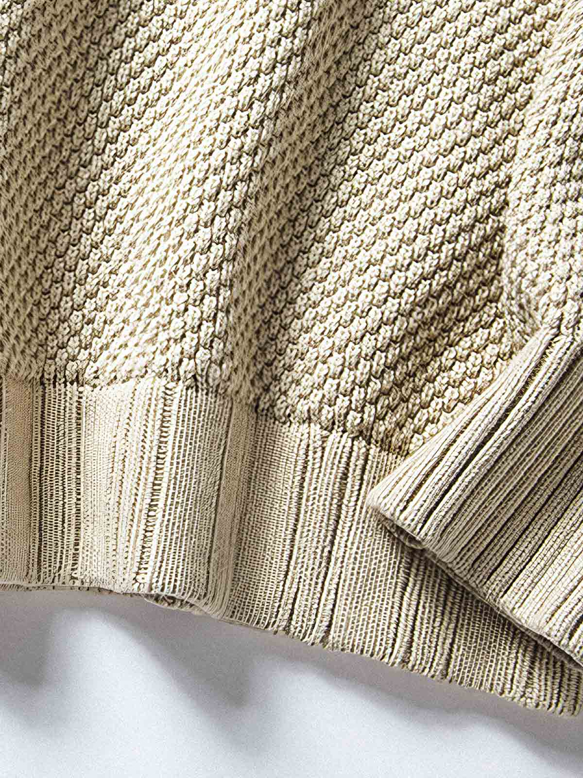 製品画像:
4色のカラーバリエーションが揃ったタートルネックセーター。柔らかな混紡素材で、コットンの透湿性とアクリルの耐久性を兼ね備え、秋冬にぴったりなアイテム。エレガントでシンプルなデザインが特徴。
詳細画像:
柔らかな手触りの混紡素材、タートルネックデザインが首元を暖かく保ち、秋冬シーズンに最適。精巧な編み込み技術とゆったりしたカットが、さまざまな体型にフィット。