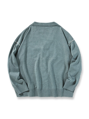 製品画像
「Vネック ニットカーディガンの全体像。ブラック、グレー、ベージュの3色展開で、高品質アクリルコットン混紡素材を使用したルーズフィットデザイン」
詳細画像
「Vネック ニットカーディガンのボタンディテールと9ゲージの精密編みの質感をクローズアップ」