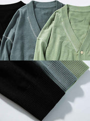 製品画像
「Vネック ニットカーディガンの全体像。ブラック、グレー、ベージュの3色展開で、高品質アクリルコットン混紡素材を使用したルーズフィットデザイン」
詳細画像
「Vネック ニットカーディガンのボタンディテールと9ゲージの精密編みの質感をクローズアップ」