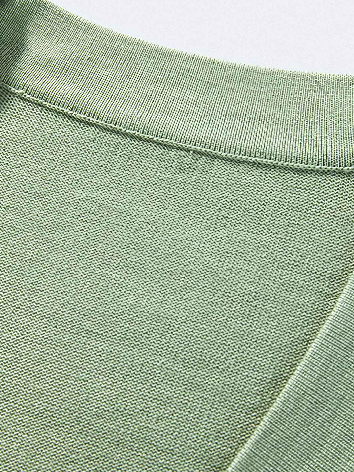 製品画像
「Vネック ニットカーディガンの全体像。ブラック、グレー、ベージュの3色展開で、高品質アクリルコットン混紡素材を使用したルーズフィットデザイン」
詳細画像
「Vネック ニットカーディガンのボタンディテールと9ゲージの精密編みの質感をクローズアップ」