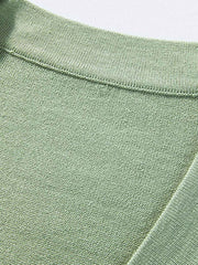 製品画像
「Vネック ニットカーディガンの全体像。ブラック、グレー、ベージュの3色展開で、高品質アクリルコットン混紡素材を使用したルーズフィットデザイン」
詳細画像
「Vネック ニットカーディガンのボタンディテールと9ゲージの精密編みの質感をクローズアップ」