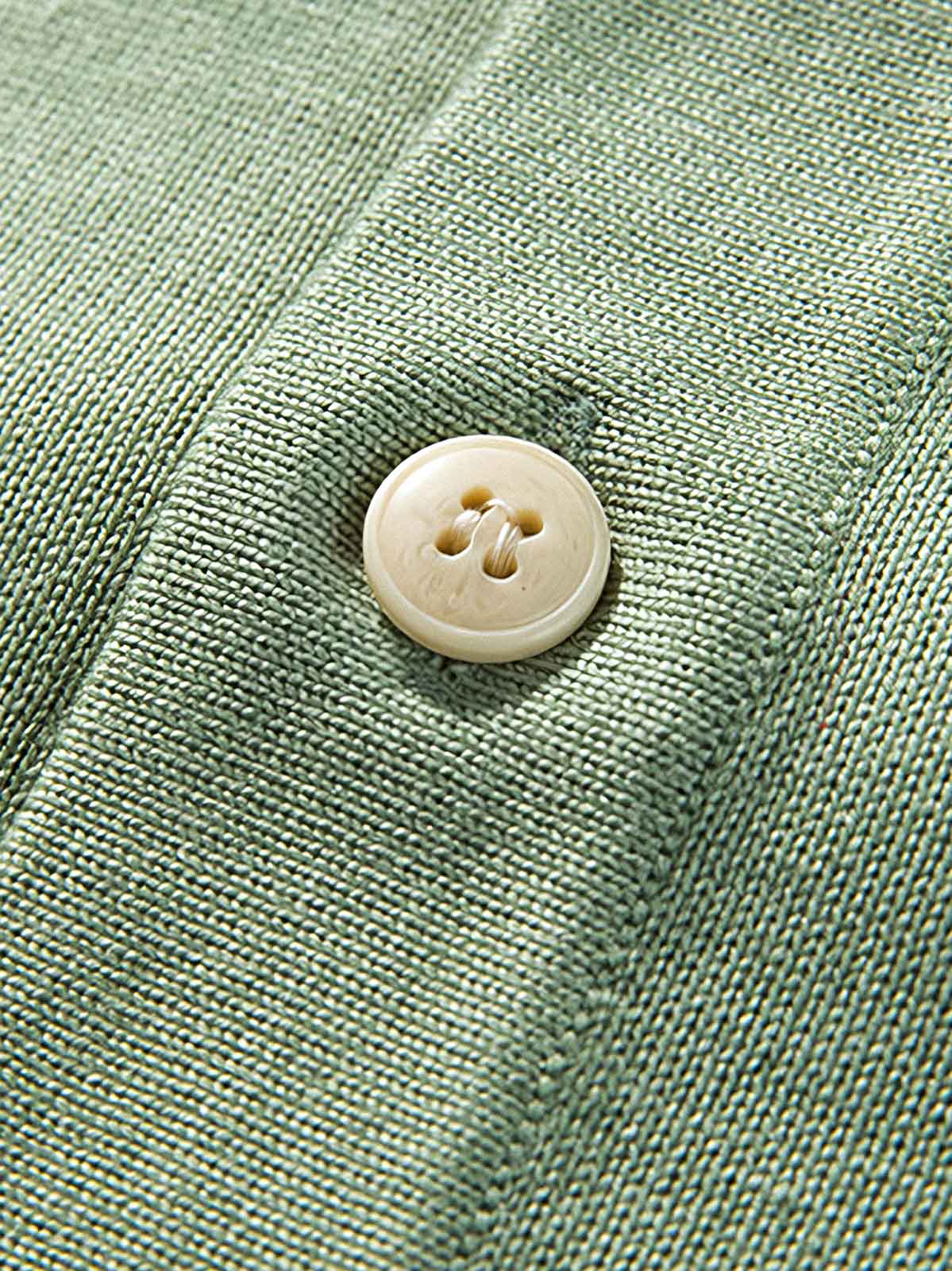 製品画像
「Vネック ニットカーディガンの全体像。ブラック、グレー、ベージュの3色展開で、高品質アクリルコットン混紡素材を使用したルーズフィットデザイン」
詳細画像
「Vネック ニットカーディガンのボタンディテールと9ゲージの精密編みの質感をクローズアップ」