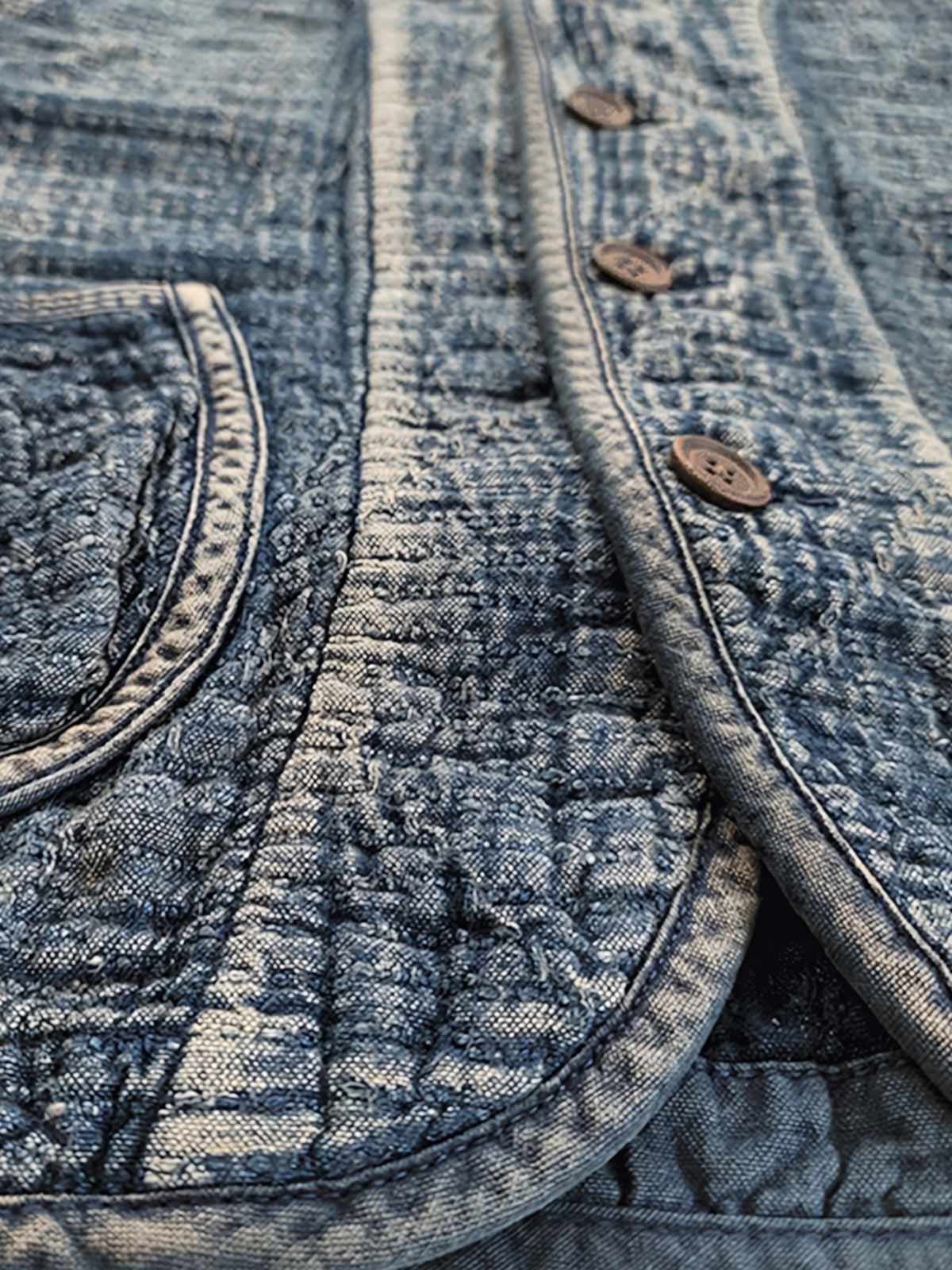 詳細画像: 本水牛ボタンと刺し子テクスチャーのディテールクローズアップ