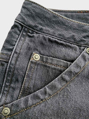 詳細画像: デニムパンツのディテールとウォッシュ加工の特写