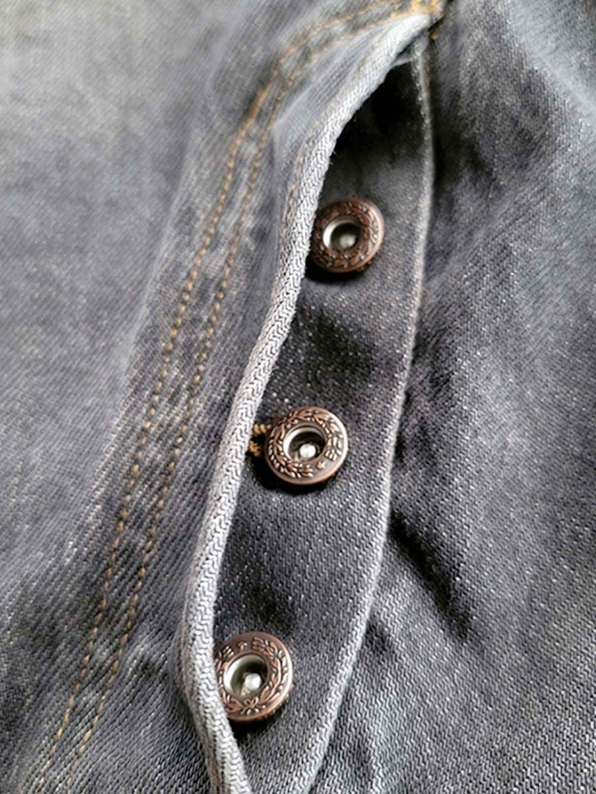 詳細画像: デニムパンツのディテールとウォッシュ加工の特写