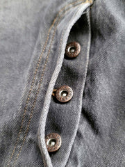 詳細画像: デニムパンツのディテールとウォッシュ加工の特写