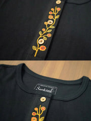 製品画像
クラシックな刺繍入りデザインの改良型ヴィンテージヘンリーネック 長袖Tシャツの正面全体画像。高品質なアメリカ産ピマコットン素材を使用した一着。
詳細画像
刺繍入りの近似色前立てとダブルステッチ仕上げ、リブ仕様の袖口ディテールをクローズアップした画像。美しい縫製と耐久性が特徴。