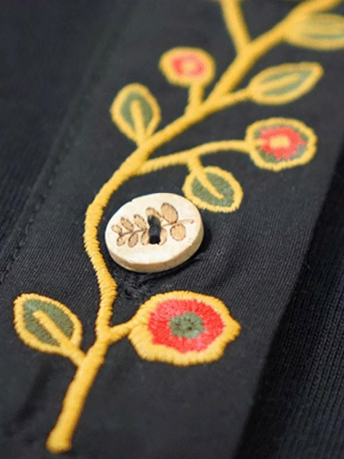 製品画像
クラシックな刺繍入りデザインの改良型ヴィンテージヘンリーネック 長袖Tシャツの正面全体画像。高品質なアメリカ産ピマコットン素材を使用した一着。
詳細画像
刺繍入りの近似色前立てとダブルステッチ仕上げ、リブ仕様の袖口ディテールをクローズアップした画像。美しい縫製と耐久性が特徴。