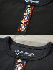 製品画像
クラシックな刺繍入りデザインの改良型ヴィンテージヘンリーネック 長袖Tシャツの正面全体画像。高品質なアメリカ産ピマコットン素材を使用した一着。
詳細画像
刺繍入りの近似色前立てとダブルステッチ仕上げ、リブ仕様の袖口ディテールをクローズアップした画像。美しい縫製と耐久性が特徴。