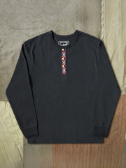 製品画像
クラシックな刺繍入りデザインの改良型ヴィンテージヘンリーネック 長袖Tシャツの正面全体画像。高品質なアメリカ産ピマコットン素材を使用した一着。
詳細画像
刺繍入りの近似色前立てとダブルステッチ仕上げ、リブ仕様の袖口ディテールをクローズアップした画像。美しい縫製と耐久性が特徴。