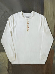 製品画像
クラシックな刺繍入りデザインの改良型ヴィンテージヘンリーネック 長袖Tシャツの正面全体画像。高品質なアメリカ産ピマコットン素材を使用した一着。
詳細画像
刺繍入りの近似色前立てとダブルステッチ仕上げ、リブ仕様の袖口ディテールをクローズアップした画像。美しい縫製と耐久性が特徴。