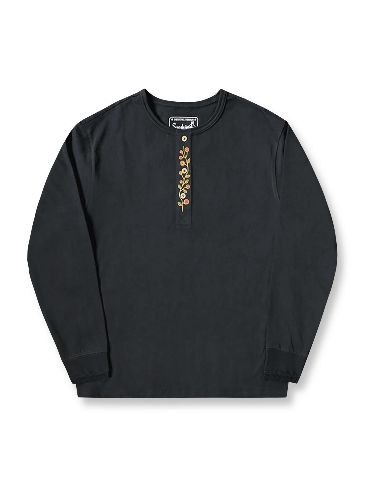 製品画像
クラシックな刺繍入りデザインの改良型ヴィンテージヘンリーネック 長袖Tシャツの正面全体画像。高品質なアメリカ産ピマコットン素材を使用した一着。
詳細画像
刺繍入りの近似色前立てとダブルステッチ仕上げ、リブ仕様の袖口ディテールをクローズアップした画像。美しい縫製と耐久性が特徴。