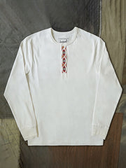 製品画像
クラシックな刺繍入りデザインの改良型ヴィンテージヘンリーネック 長袖Tシャツの正面全体画像。高品質なアメリカ産ピマコットン素材を使用した一着。
詳細画像
刺繍入りの近似色前立てとダブルステッチ仕上げ、リブ仕様の袖口ディテールをクローズアップした画像。美しい縫製と耐久性が特徴。