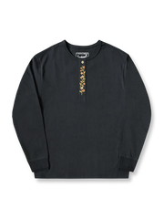 製品画像
クラシックな刺繍入りデザインの改良型ヴィンテージヘンリーネック 長袖Tシャツの正面全体画像。高品質なアメリカ産ピマコットン素材を使用した一着。
詳細画像
刺繍入りの近似色前立てとダブルステッチ仕上げ、リブ仕様の袖口ディテールをクローズアップした画像。美しい縫製と耐久性が特徴。