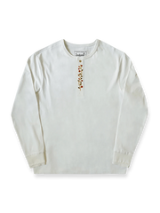 製品画像
クラシックな刺繍入りデザインの改良型ヴィンテージヘンリーネック 長袖Tシャツの正面全体画像。高品質なアメリカ産ピマコットン素材を使用した一着。
詳細画像
刺繍入りの近似色前立てとダブルステッチ仕上げ、リブ仕様の袖口ディテールをクローズアップした画像。美しい縫製と耐久性が特徴。