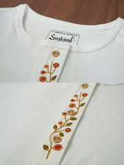 製品画像
クラシックな刺繍入りデザインの改良型ヴィンテージヘンリーネック 長袖Tシャツの正面全体画像。高品質なアメリカ産ピマコットン素材を使用した一着。
詳細画像
刺繍入りの近似色前立てとダブルステッチ仕上げ、リブ仕様の袖口ディテールをクローズアップした画像。美しい縫製と耐久性が特徴。