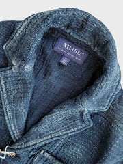 製品画像: Indigo 藍染め 刺子織り ブレザー全体写真。藍染め技法と刺子織りの繊細なテクスチャが特徴のヴィンテージブレザー。
詳細画像: 刺子織り生地の立体感と藍染めの深みある色合いを強調したディテール写真。独自の風合いが魅力。