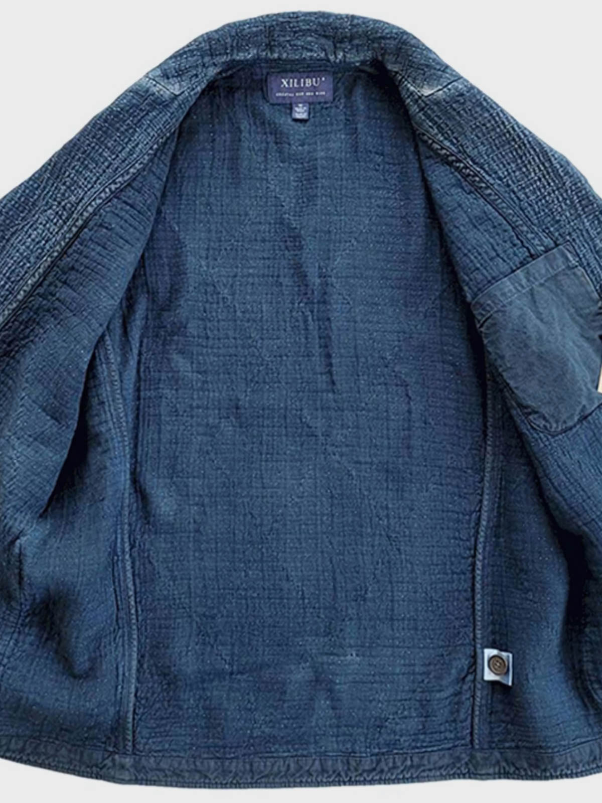 製品画像: Indigo 藍染め 刺子織り ブレザー全体写真。藍染め技法と刺子織りの繊細なテクスチャが特徴のヴィンテージブレザー。
詳細画像: 刺子織り生地の立体感と藍染めの深みある色合いを強調したディテール写真。独自の風合いが魅力。