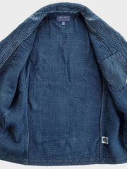 製品画像: Indigo 藍染め 刺子織り ブレザー全体写真。藍染め技法と刺子織りの繊細なテクスチャが特徴のヴィンテージブレザー。
詳細画像: 刺子織り生地の立体感と藍染めの深みある色合いを強調したディテール写真。独自の風合いが魅力。