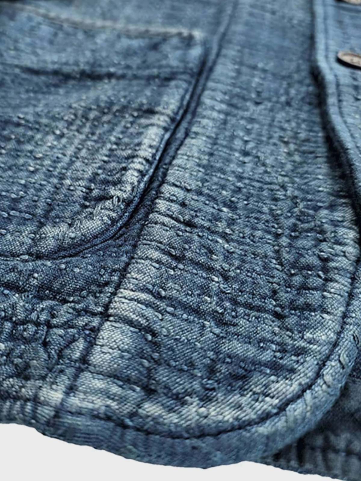 製品画像: Indigo 藍染め 刺子織り ブレザー全体写真。藍染め技法と刺子織りの繊細なテクスチャが特徴のヴィンテージブレザー。
詳細画像: 刺子織り生地の立体感と藍染めの深みある色合いを強調したディテール写真。独自の風合いが魅力。