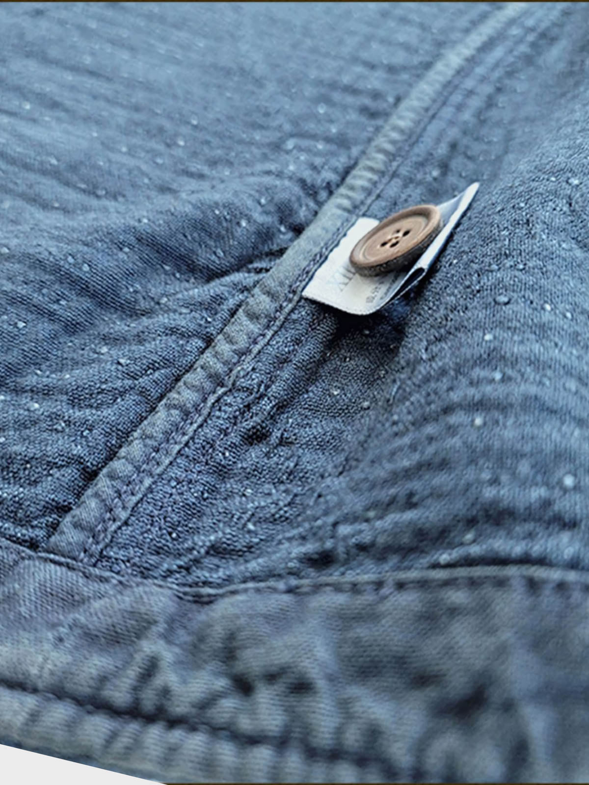 製品画像: Indigo 藍染め 刺子織り ブレザー全体写真。藍染め技法と刺子織りの繊細なテクスチャが特徴のヴィンテージブレザー。
詳細画像: 刺子織り生地の立体感と藍染めの深みある色合いを強調したディテール写真。独自の風合いが魅力。