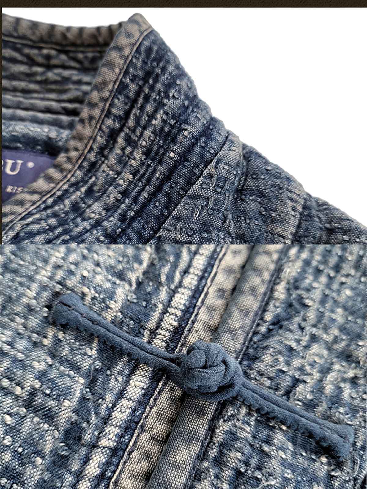 製品画像: Indigo 藍染め スタンドカラーチャイナボタン コート全体写真。藍染め技法とストーンウォッシュ加工が際立つ、東洋の美学とヴィンテージスタイルを融合したデザイン。
詳細画像: チャイナボタンのクラシックなディテールとストーンウォッシュ加工による深みのある藍色を強調した写真。