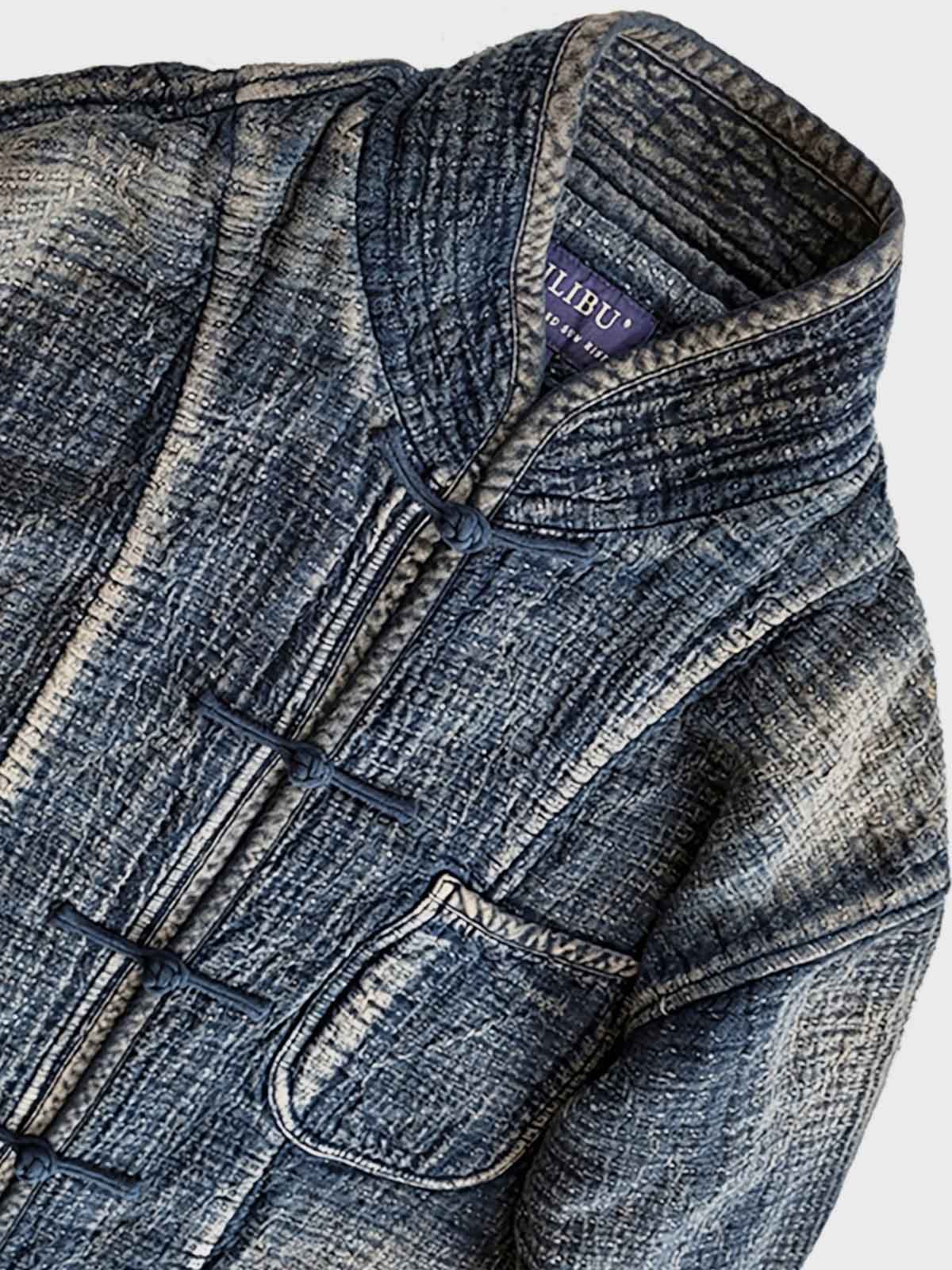 製品画像: Indigo 藍染め スタンドカラーチャイナボタン コート全体写真。藍染め技法とストーンウォッシュ加工が際立つ、東洋の美学とヴィンテージスタイルを融合したデザイン。
詳細画像: チャイナボタンのクラシックなディテールとストーンウォッシュ加工による深みのある藍色を強調した写真。