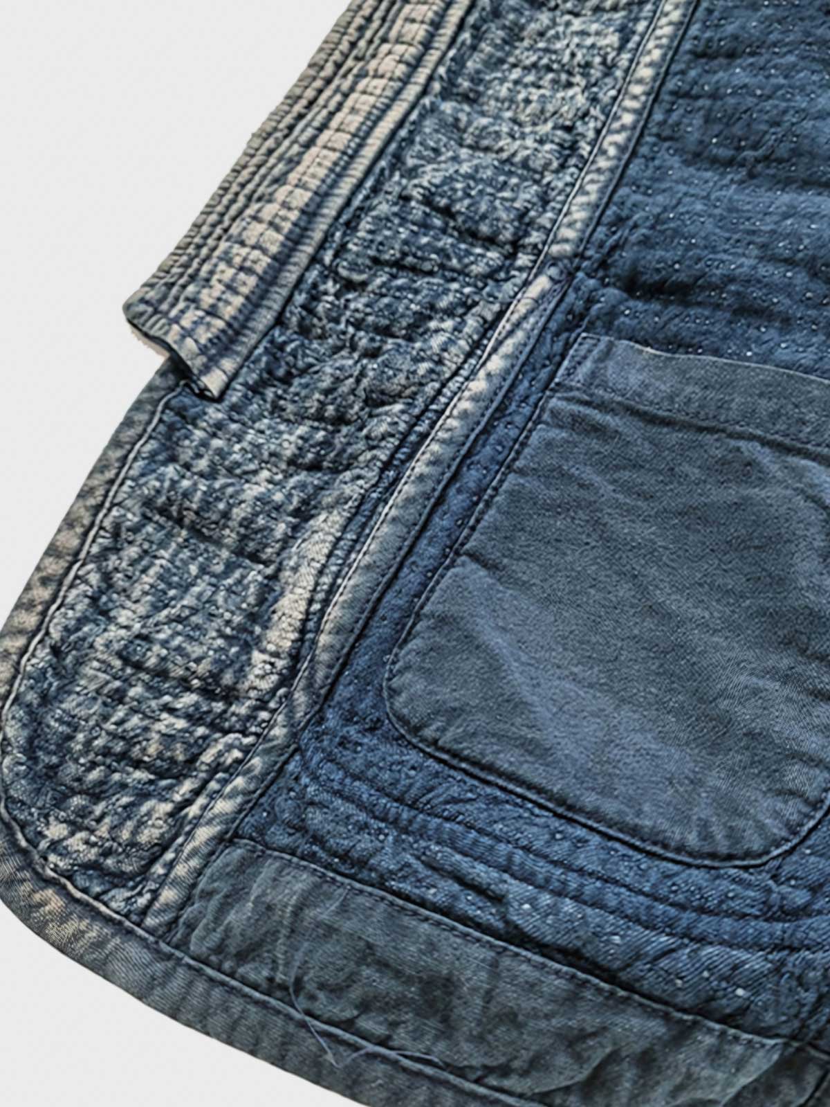 製品画像: Indigo 藍染め スタンドカラーチャイナボタン コート全体写真。藍染め技法とストーンウォッシュ加工が際立つ、東洋の美学とヴィンテージスタイルを融合したデザイン。
詳細画像: チャイナボタンのクラシックなディテールとストーンウォッシュ加工による深みのある藍色を強調した写真。