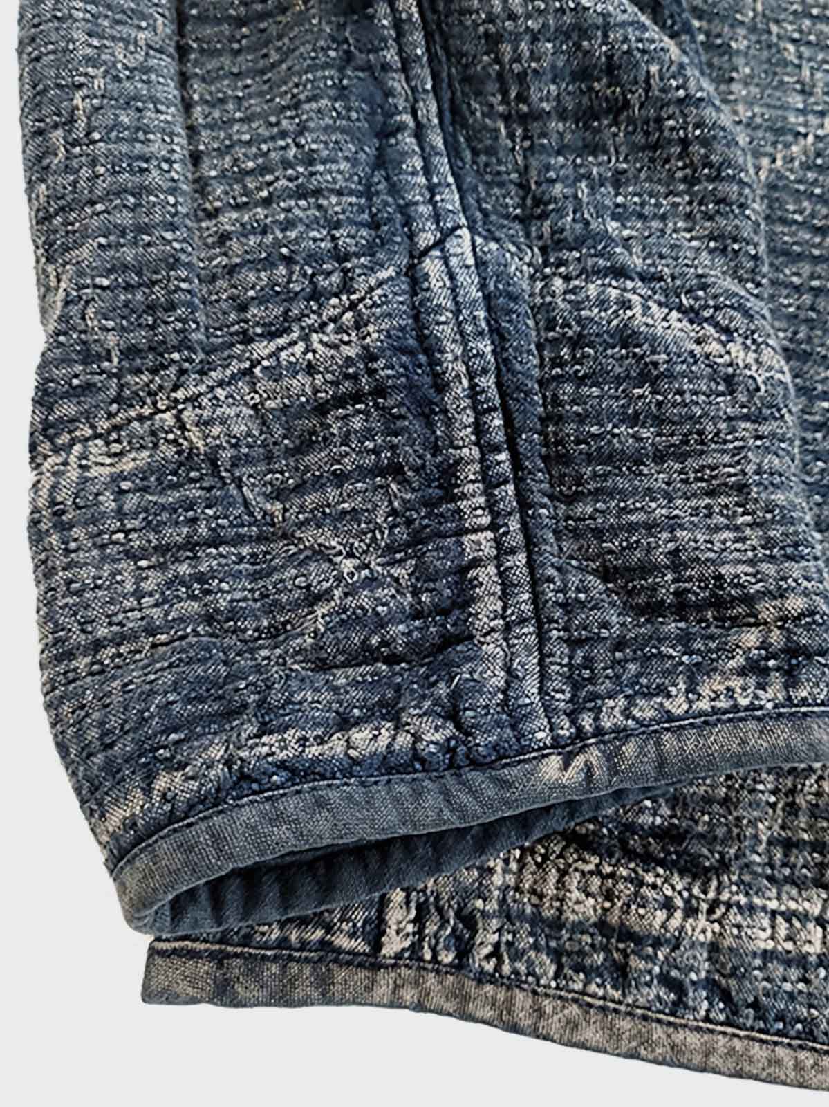 製品画像: Indigo 藍染め スタンドカラーチャイナボタン コート全体写真。藍染め技法とストーンウォッシュ加工が際立つ、東洋の美学とヴィンテージスタイルを融合したデザイン。
詳細画像: チャイナボタンのクラシックなディテールとストーンウォッシュ加工による深みのある藍色を強調した写真。